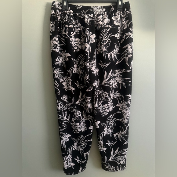 White House Black Market Black and Ivory Floral Tropical ankle pants size L - Picture 8 of 11